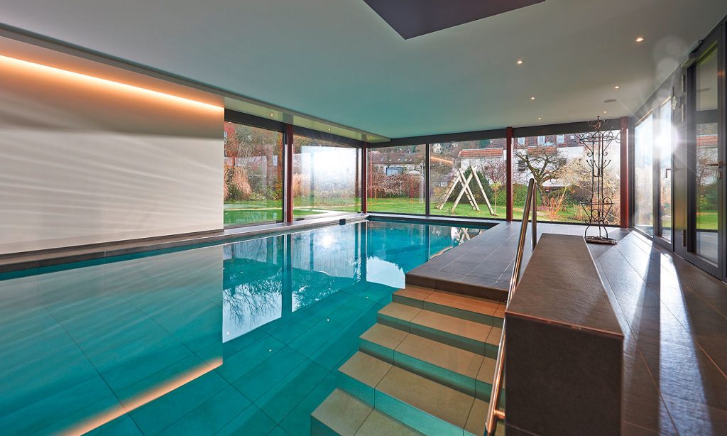 Schwimmhalle mit ruhigem Wasser