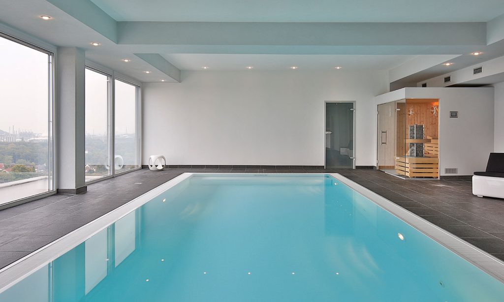 Leeres Schwimmbecken mit Tageslicht