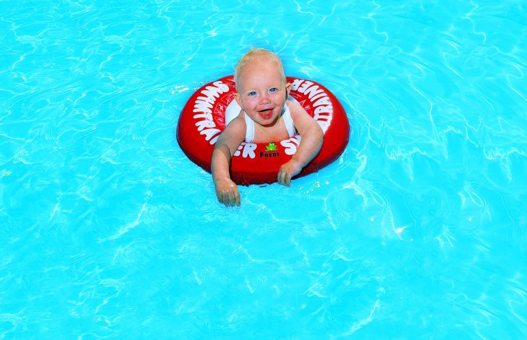 Kinder im Schwimmkurs