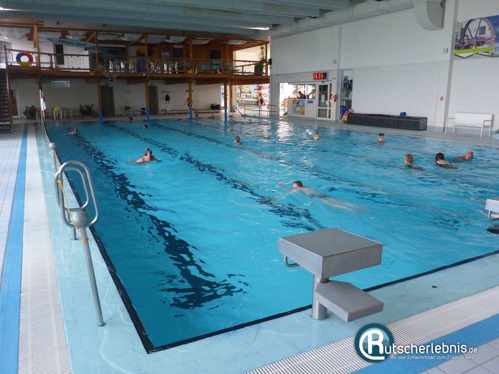 Schwimmhalle mit Tageslicht und ruhigem Becken